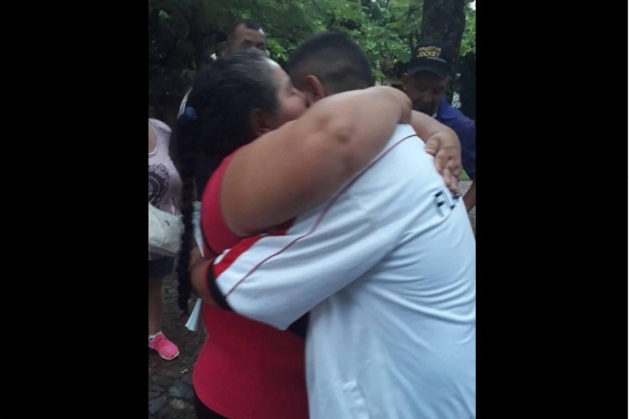 Marcelo Sosa Abraza a sus familiares tras salir en libertad FB
