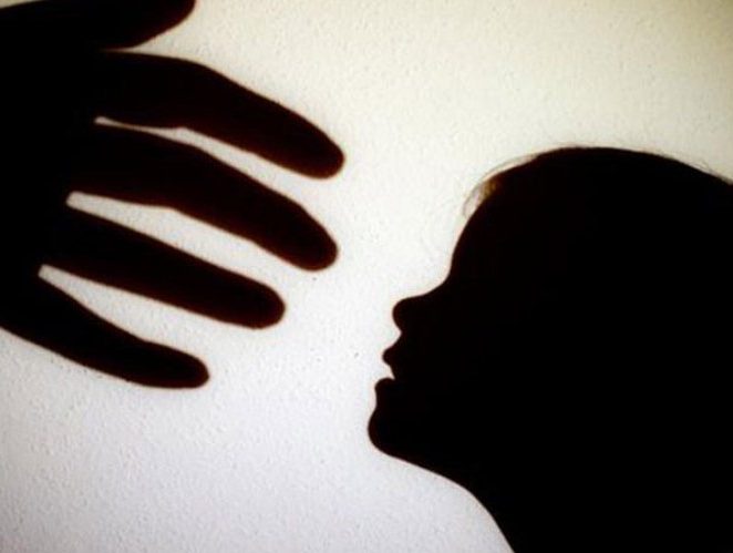 mujer víctima violencia abuso sexual violación referencial ilustrativa sombra GRUIL COM