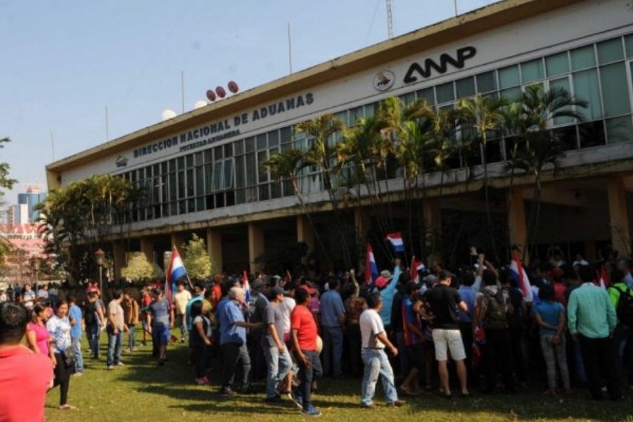 Paseros manifestantes coparon el predio de Aduanas, tras un acuerdo previo UH