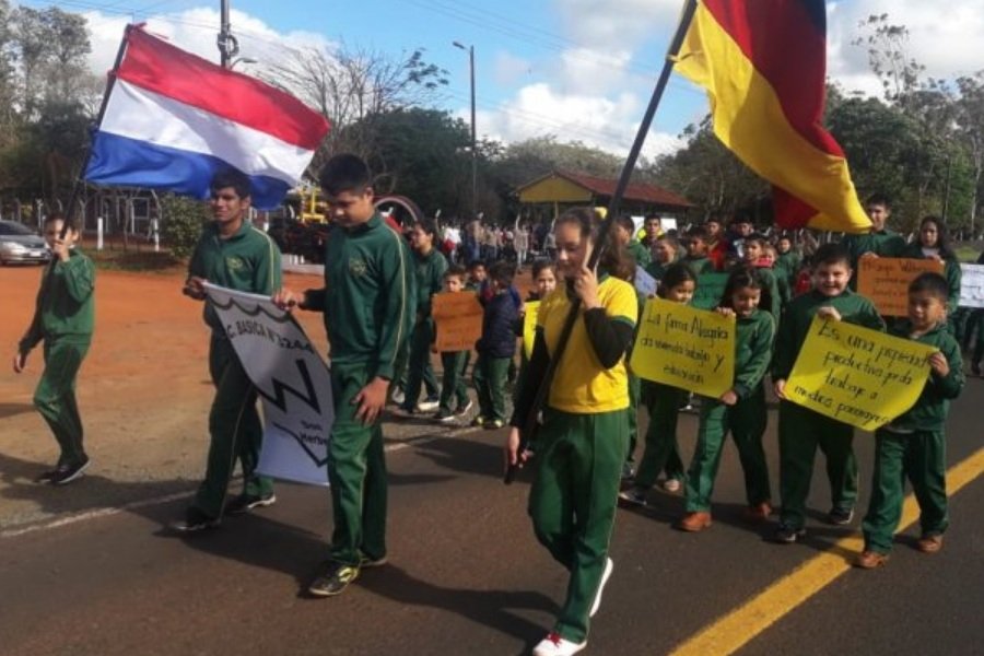 escuela de la estancia Alegría salieron ayer a la ruta con carteles a protestar contra Diputados DIARIO UH