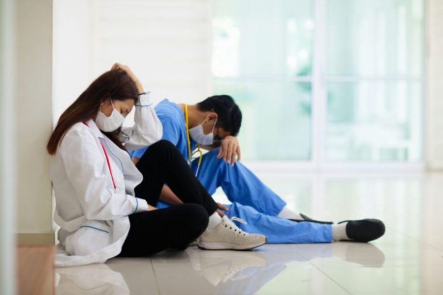 salud mental medicos medicina salud pandemia covid trabajo bajo presion estres cansancio thedoctorweighsin com