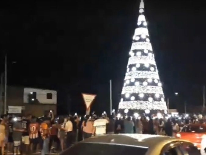 aglomeracion de personas encendido de luces arbol navidad ciudad del este 02