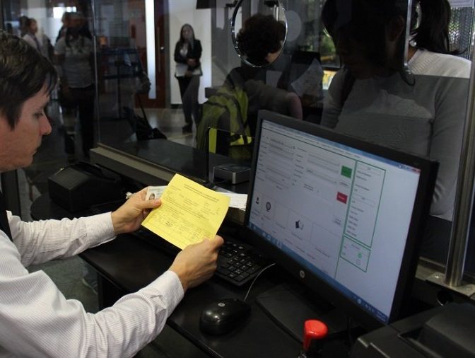 aeropuerto controles documentos viajeros salud